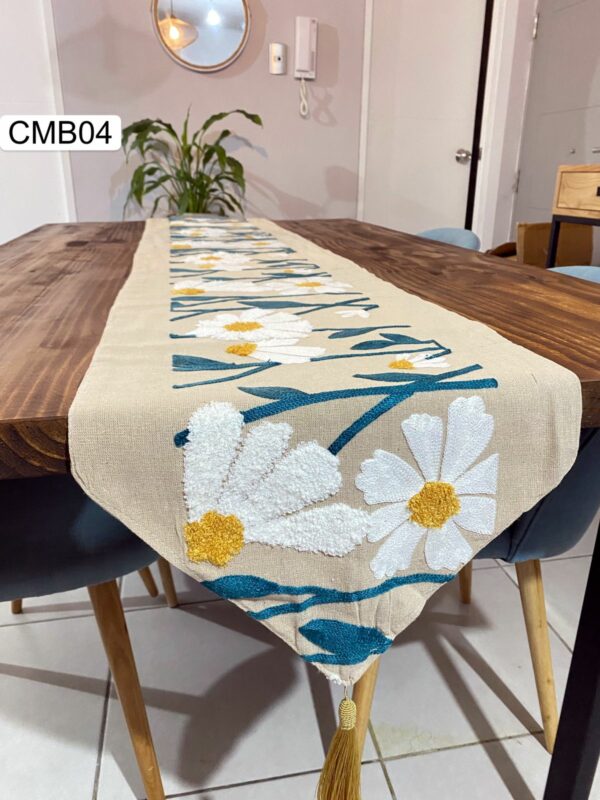 Caminos de mesa con detalles bordados - Imagen 5