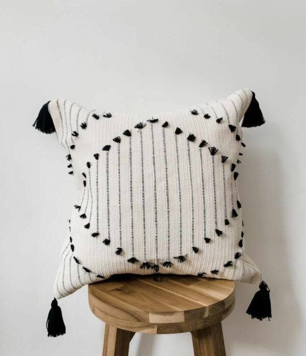 Fundas de cojines tejidas  con borlas - Imagen 3