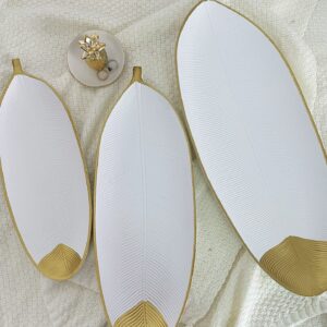 Bandeja decorativa diseño hoja  blanco con dorada
