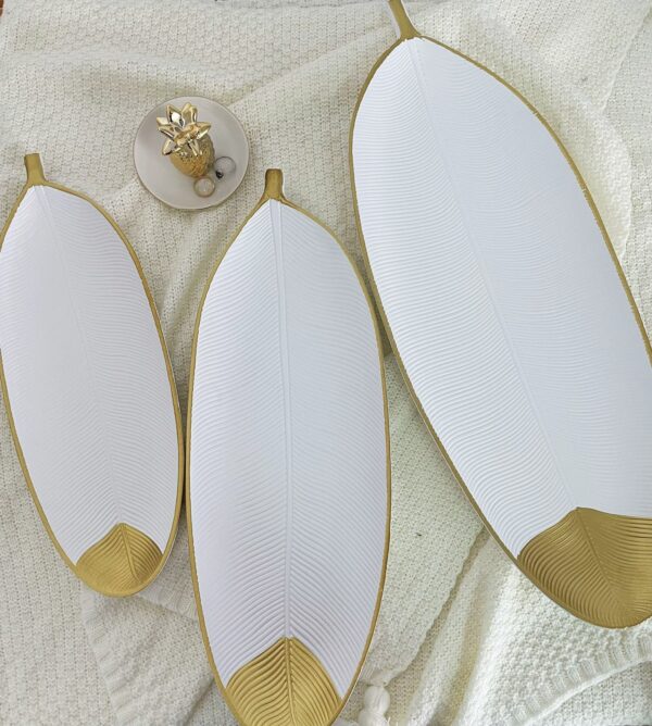 Bandeja decorativa diseño hoja  blanco con dorada
